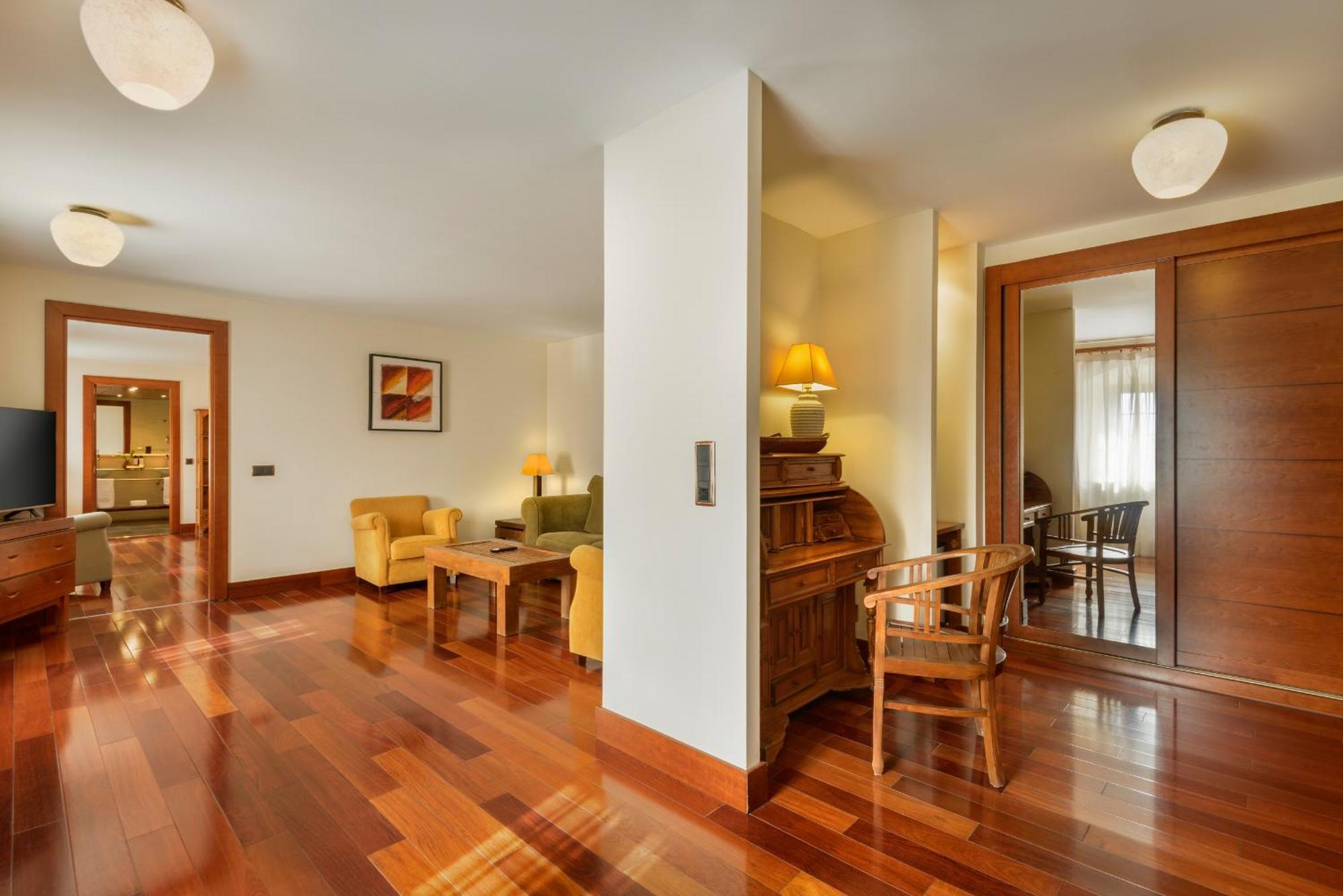 Hotel & Spa Monasterio De โบลตาญญา ภายนอก รูปภาพ Interior of a suite